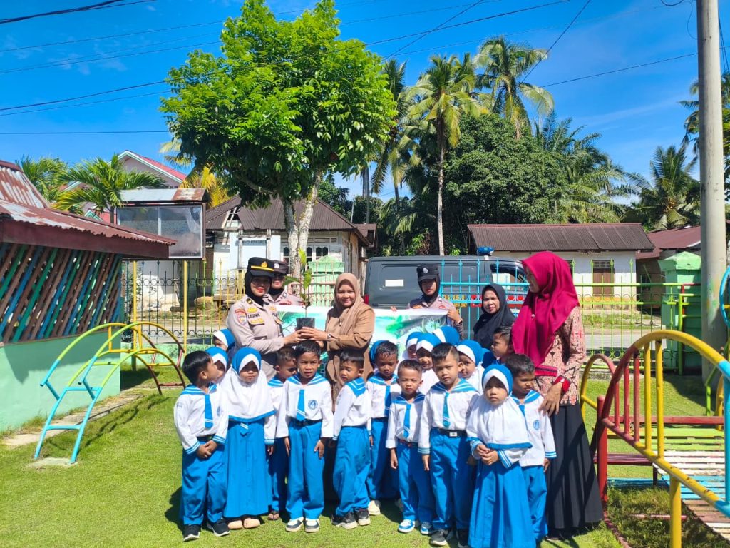 Edukasi Anak Usia Dini tentang Lingkungan, Polres Rohul Lakukan Penanaman Pohon di TK Islam Sialang Jaya