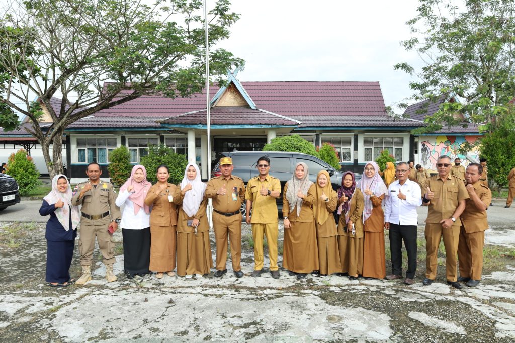 Sekda Siak Tekankan Disiplin dan Komitmen Pelayanan dalam Apel Bersama di Kecamatan Dayun