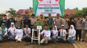 Bupati Herman dan Wakapolda Riau Tanam Pohon pada Program 21.000 Pohon Polda Riau di SMAN 2 Tembilahan