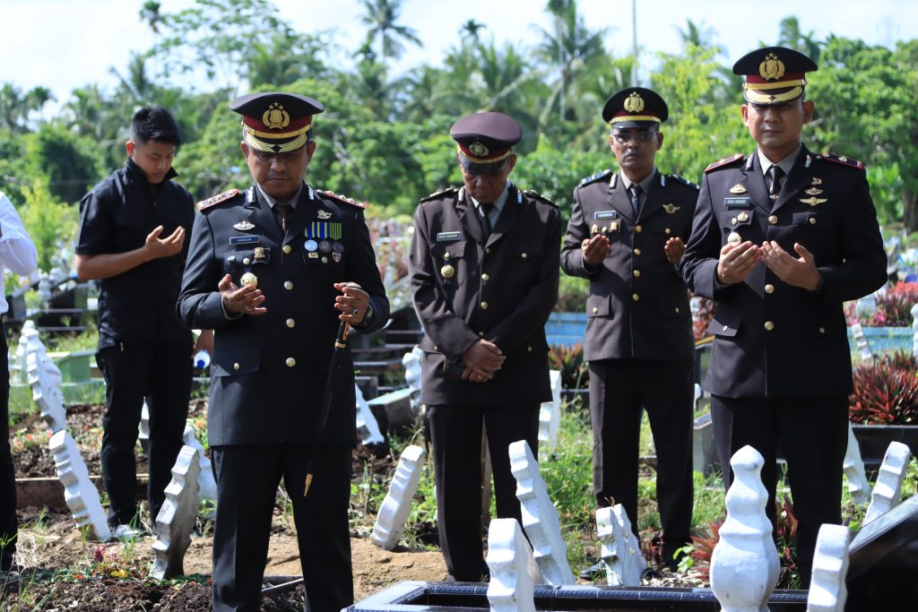 Kapolres Inhil AKBP Farouk Oktora S.H,S.I.K, Pimpin Upacara Pemakaman almarhum AKP Hendri J., S.H.