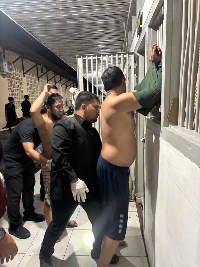 Petugas Razia Blok Tahanan dan Melakukan Penggeledahan Badan Terhadap Warga Binaan di Dalam Lapas Pekanbaru