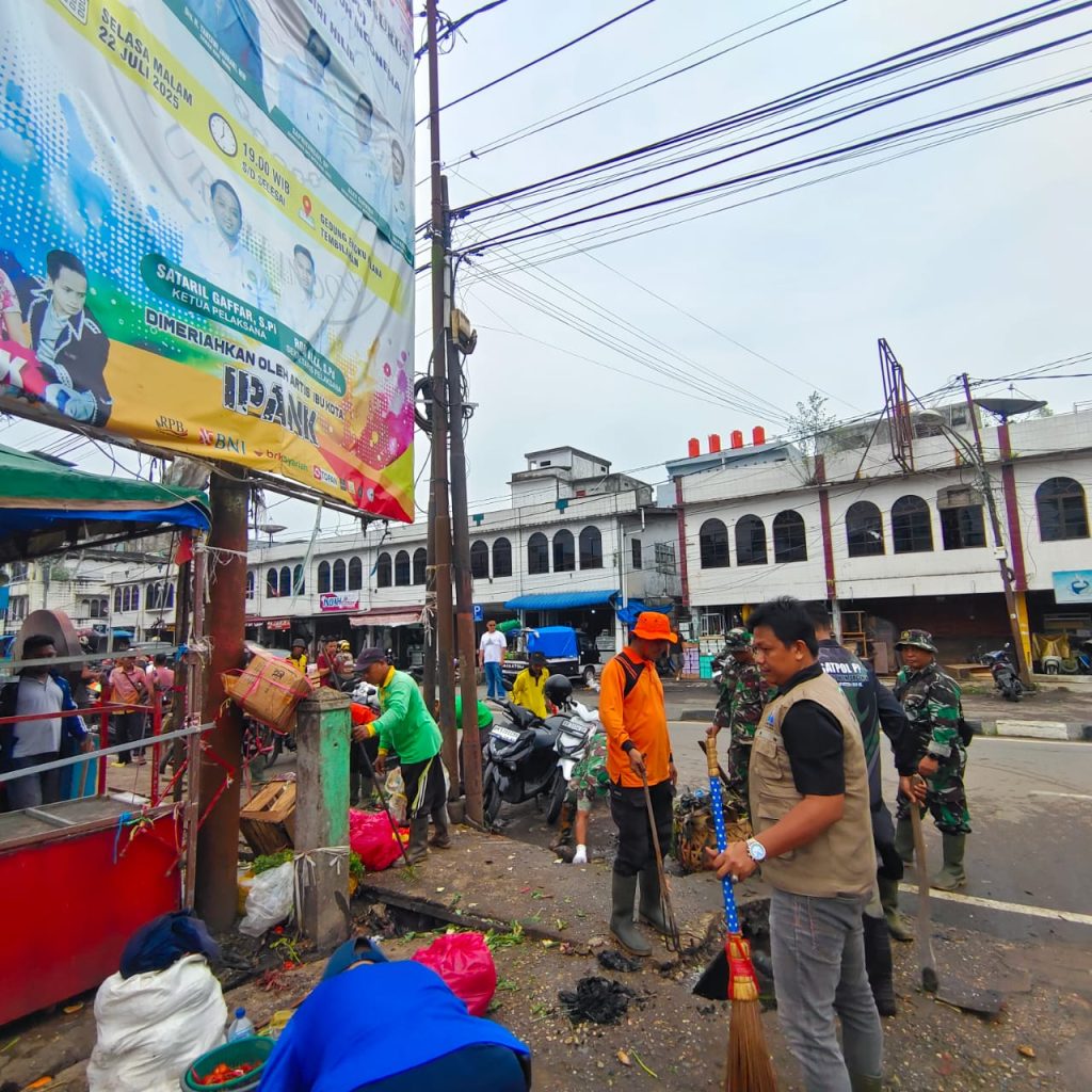 Gelar Gotong Royong Bersihkan Lingkungan Pasar, Dandim 0314/Inhil Bersama APPSI Inhil Komitmen Tumbuhkan Rasa Solidaritas Antar Pedagang