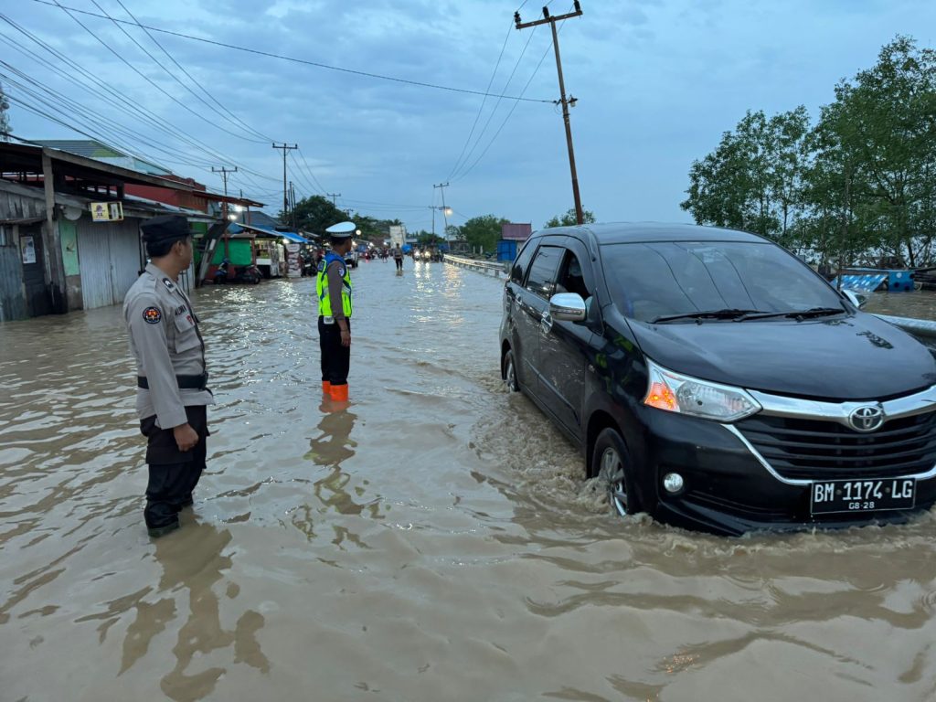 Sat Lantas Polres Inhil Lakukan Pengaturan Lalu Lintas di Titik Rawan Air Pasang Surut Tembilahan