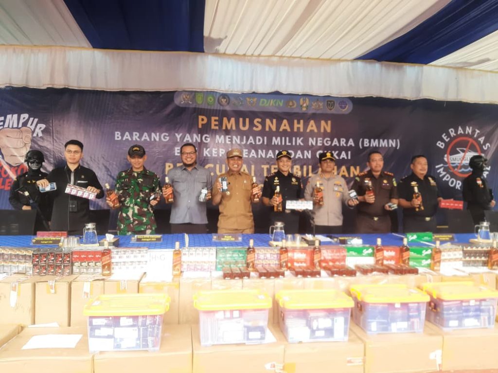 Bupati Inhil Ikuti Pemusnahan di Kantor Bea Cukai Tembilahan , Harap Pencegahan Pengedaran Barang Ilegal Masif Dilakukan