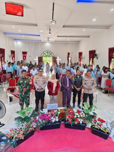 Kapolsek bersama Forkopimcam Tempuling tinjau beberapa gereja di Kec. Tempuling pastikan Perayaan Natal Bersama Tahun 2025 aman.