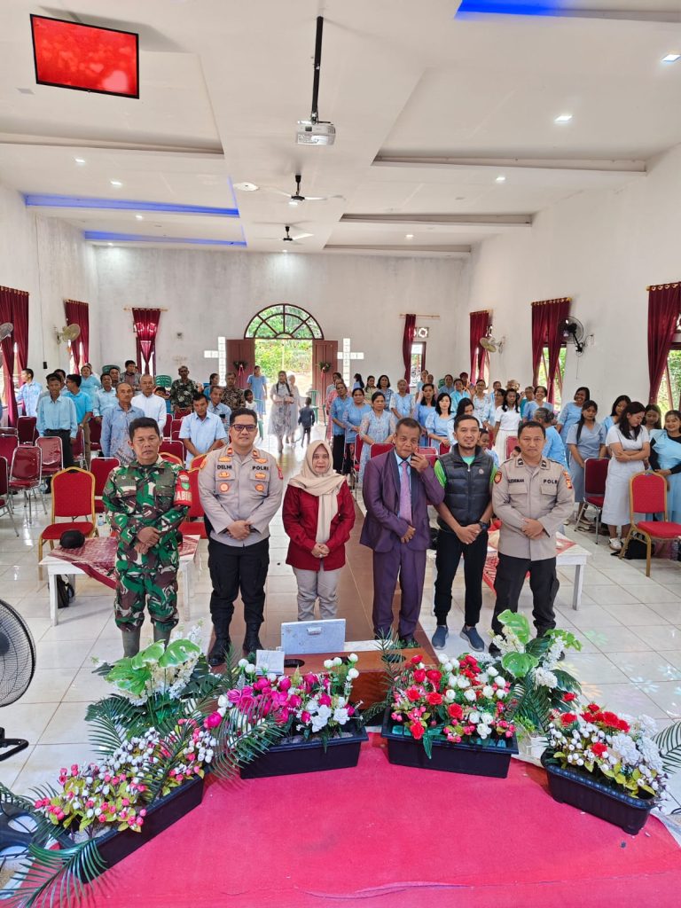 Kapolsek bersama Forkopimcam Tempuling tinjau beberapa gereja di Kec. Tempuling pastikan Perayaan Natal Bersama Tahun 2025 aman.