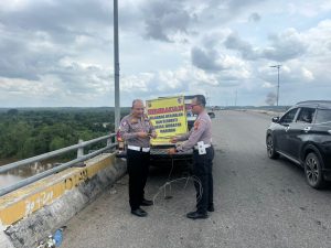 Cegah Macet dan Laka, Polsek Tualang Pasang Spanduk Larangan di Jembatan Maredan