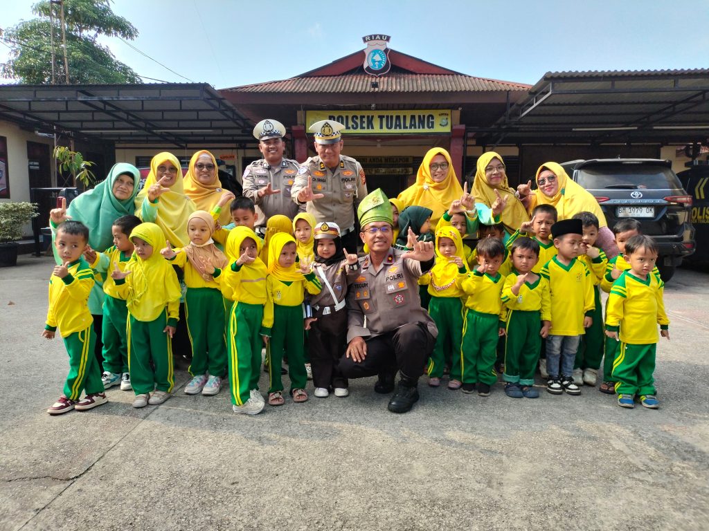*Kenalkan Polisi Sahabat Anak, Polsek Tualang Ajak Siswa PAUD Tertib Lalu Lintas dan Cinta Lingkungan*