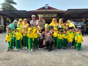 *Kenalkan Polisi Sahabat Anak, Polsek Tualang Ajak Siswa PAUD Tertib Lalu Lintas dan Cinta Lingkungan*