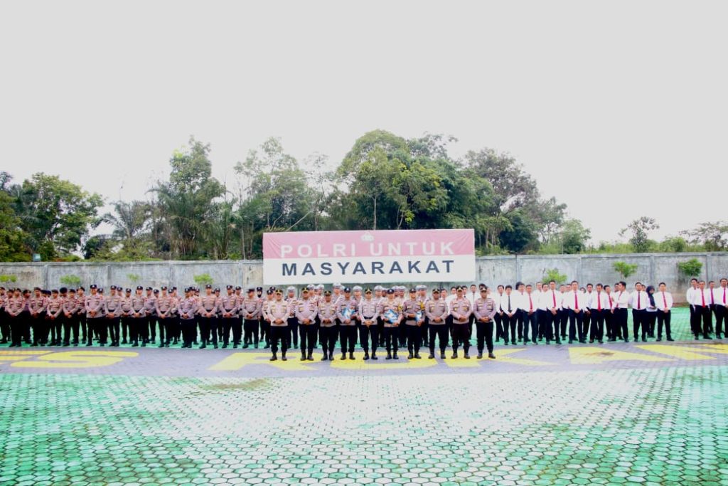Upacara PTDH dan Pemberian Reward Personel Polres Rokan Hulu, Kapolres Tegaskan Komitmen Penegakan Disiplin dan Apresiasi Prestasi