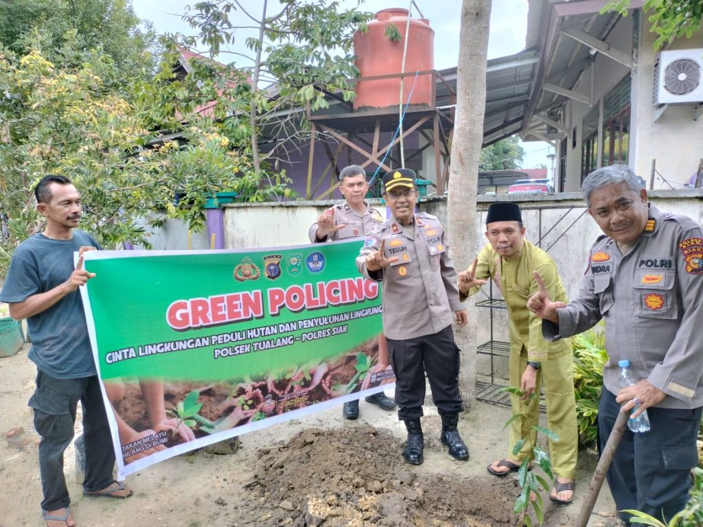 Kapolsek Tualang bersama Penghulu Laksanakan Green Policing di taman kantor Penghulu Maredan Barat