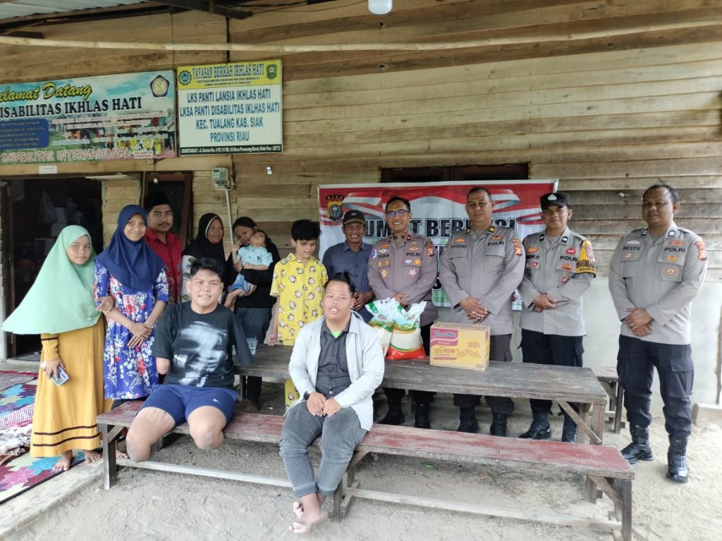 Jumat Berkah, Polsek Tualang Berbagi Sembako untuk Anak Disabilitas di Perawang Barat