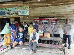 Jumat Berkah, Polsek Tualang Berbagi Sembako untuk Anak Disabilitas di Perawang Barat