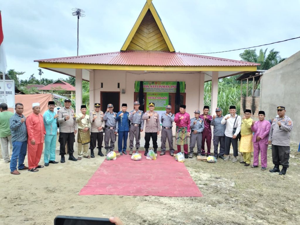Perkuat Kamtibmas, Kapolsek Tualang. Camat, bersama Kepala Kampung Resmikan Kantor Satlinmas di Pinang Sebatang Barat
