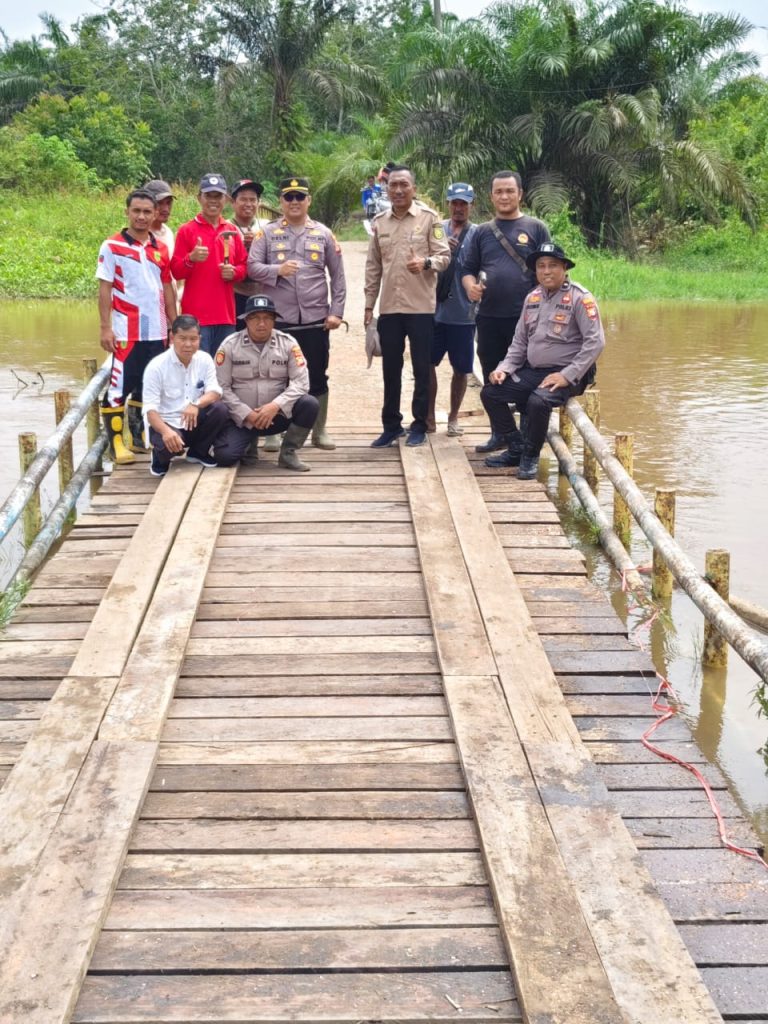 Polsek Tempuling Bersama Pemerintah Desa Harapan Jaya dan Warga Gotong Royong Perbaiki Jembatan Penghubung Dusun Sukajadi–Tunas Baru