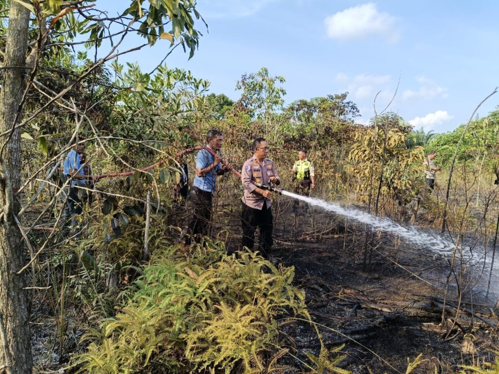 Kebakaran Lahan Dekat Permumahan Perawang Barat, Kapolsek Tualang Apresiasi kecepatan Tim Gabungan Berjibaku Padamkan Api