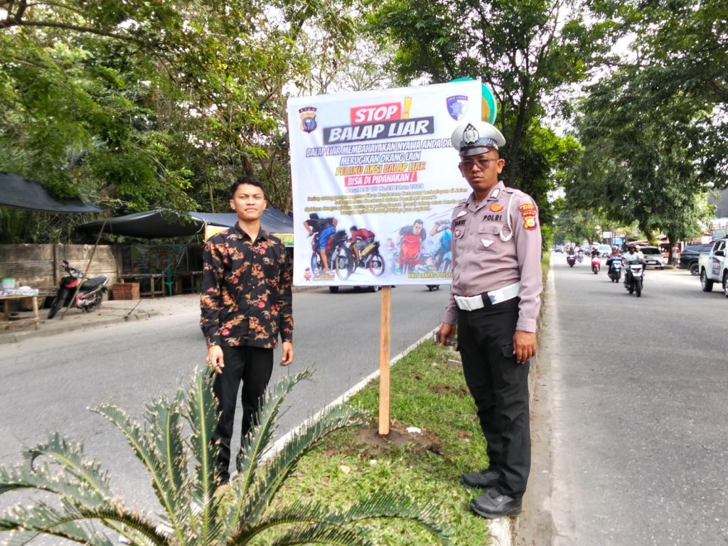 Antisipasi Balap Liar, Polsek Tualang Pasang Spanduk Himbauan di Jalur Rawan