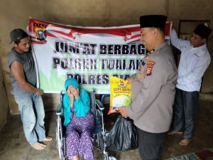 Harap dan Air Mata di Jumat Berkah, Polsek Tualang Bantu Lansia Penderita Stroke