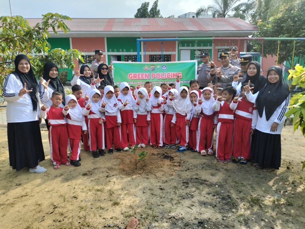 Bersih-bersih Hingga Tanam Pohon, Polsek Tualang Edukasi Anak TK Peduli Lingkungan