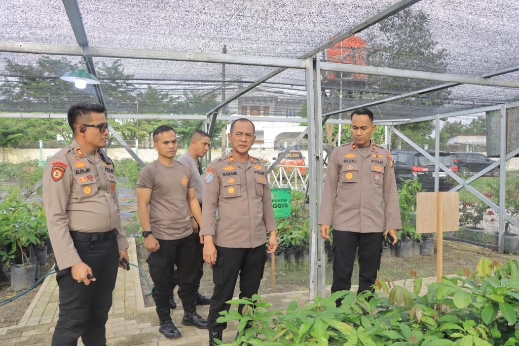 Wakapolres Kampar Cek Bank Pohon Setia, Pastikan Bibit Tanaman Subur, Kompol Rizki: Jaga Kelestarian Lingkungan