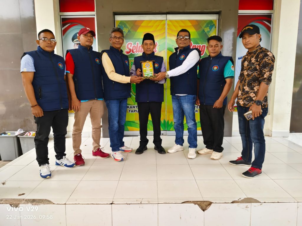 Camat Tapung Hulu Terima Piagam Penghargaan Dari Insan PERS Keadilan