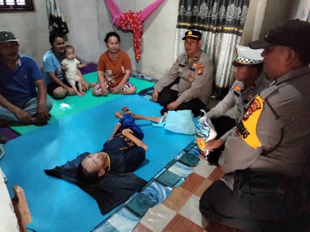 Di Jumat Berkah, Polsek Tualang Hadir untuk Oberman yang Lumpuh Sejak Bayi