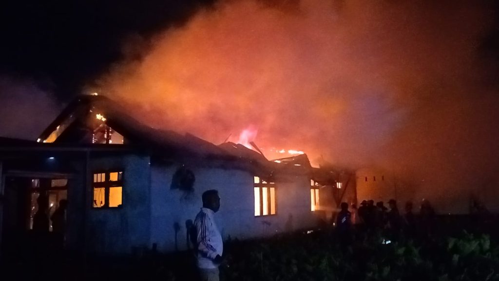 Breaking news, Warga Gunung Daek Dikejutkan , Dua Rumah Hangus Terbakar di Lalap Sijago Merah