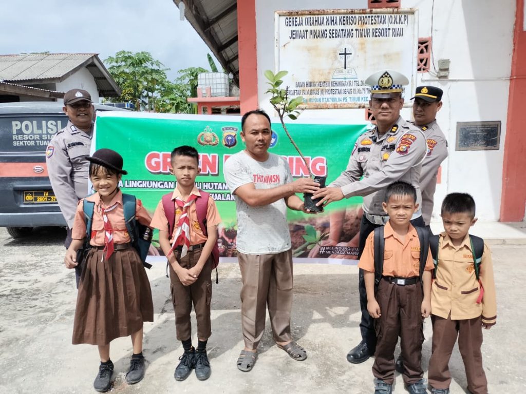 Hijaukan Rumah Ibadah, Polsek Tualang Tanam Bibit Pohon di Gereja ONKP