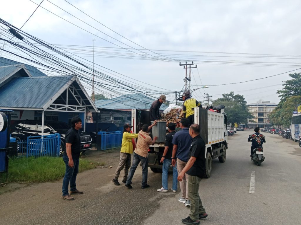 Satintelkam Polres Inhil Gelar Gotong Royong Peduli Lingkungan di Jalan Gajah Mada