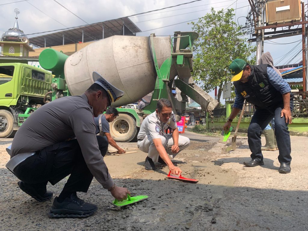 Masih dalam Pelaksanaan Operasi Keselamatan Lancang kuning 2026 Sat Lantas Polres Inhil Bersama Forum LLAJ Inhil Tambal Sulam Jalan Berlubang di Kota Tembilahan