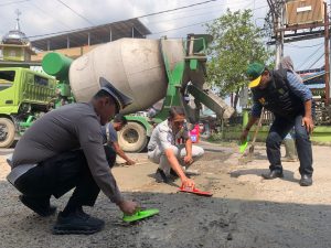 Masih dalam Pelaksanaan Operasi Keselamatan Lancang kuning 2026 Sat Lantas Polres Inhil Bersama Forum LLAJ Inhil Tambal Sulam Jalan Berlubang di Kota Tembilahan