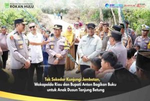 Tak Hanya Tinjau Jembatan, Wakapolda Riau dan Bupati Rohul Bagikan Buku untuk Anak Dusun Tanjung Betung. Cakep Riau Selasa, 10 Februari 2026