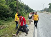 Jum’at Bersih, Kapolsek dan Jajaran Bersihkan Sampah di Sepanjang Jalan di Desa Balam Jaya
