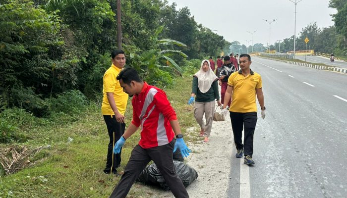 Jum’at Bersih, Kapolsek dan Jajaran Bersihkan Sampah di Sepanjang Jalan di Desa Balam Jaya
