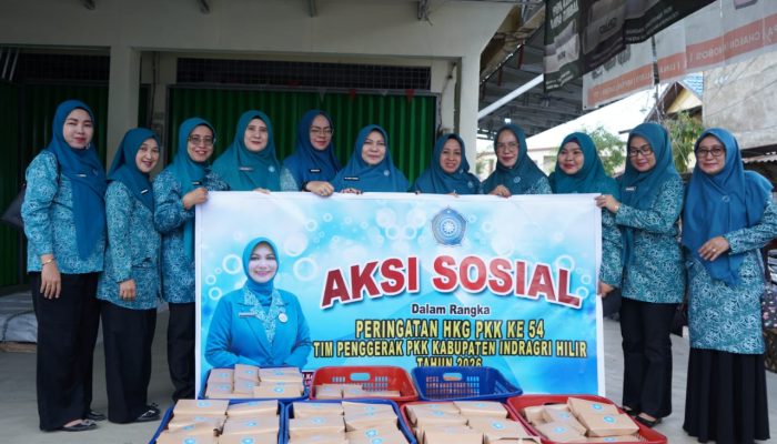 Ketua TP-PKK Inhil Katerina Susanti Herman Bersama Anggota Berbagi Takjil di Hari ke-2 Ramadhan, Peringati HKG PKK ke-54