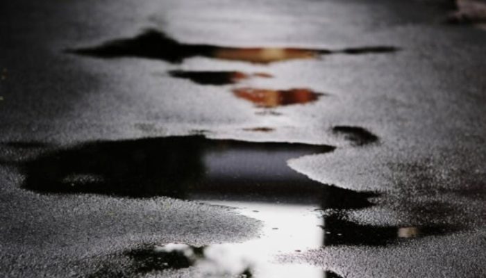 Miris! Genangan Air Sembunyikan Jalan Berlubang, Pengendara Jadi Korban di Batam