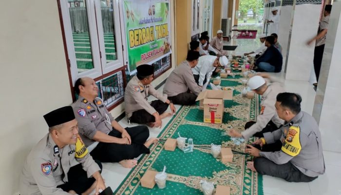 Polsek Tualang Berbagi (Pembagian Takjil) Paket Buka Puasa Bersama, Pererat Silaturahmi di Bulan Ramadhan