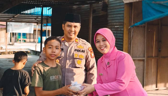 Polsek Tempuling bersama Bhayangkari Gelar Kegiatan Berbagi Takjil Ramadhan 1447 H di Sungai Salak