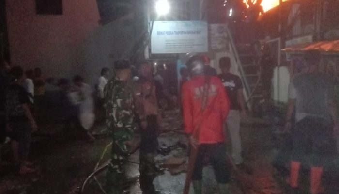 Personel Kodim 0314/Inhil Turut Bantu Padamkan Sijago Merah