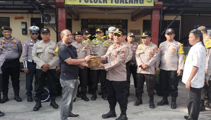 Polsek Tualang Implementasikan Green Policing Kapolda Riau Lewat Pemberian Bibit Pohon untuk Personel