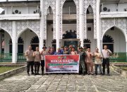 Upika Tualang dan Pemkamp Pinang Sebatang Gotong Royong Bersihkan Masjid Nurul Yakin