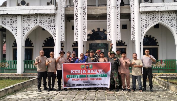 Upika Tualang dan Pemkamp Pinang Sebatang Gotong Royong Bersihkan Masjid Nurul Yakin