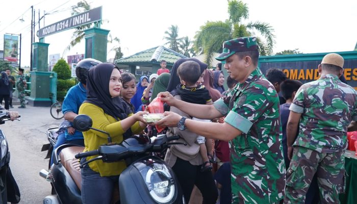 Wujud Kepedulian TNI, Kodim 0314/Inhil Kembali Berbagi Takjil Kepada Masyarakat