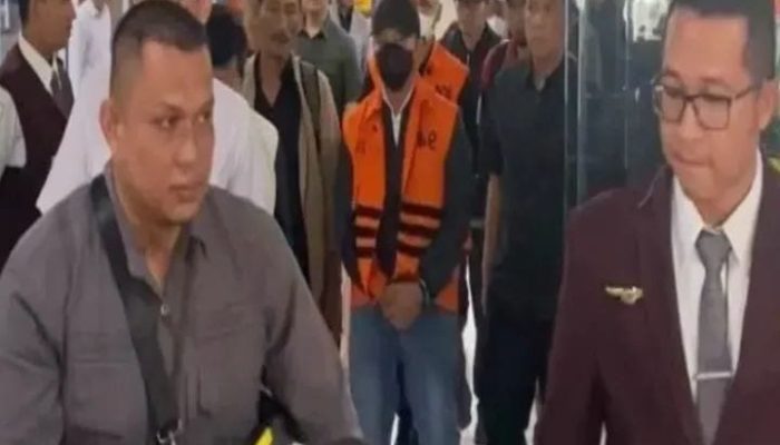 Pakai Rompi Orange Abdul Wahid Tiba di Pekanbaru Dengan Tangan di Borgol
