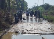 Miris, Jelang Idul Fitri, Warga Kritik Bupati Inhil Soal Jalan Rusak Parit Guntong–Pulau Kijang