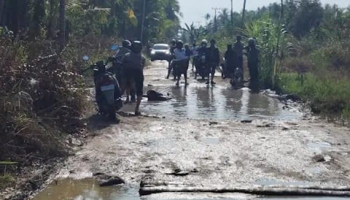 Miris, Jelang Idul Fitri, Warga Kritik Bupati Inhil Soal Jalan Rusak Parit Guntong–Pulau Kijang