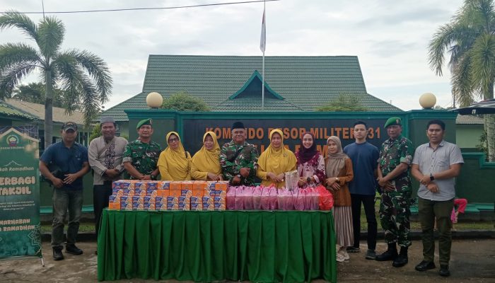 Semarak Ramadhan, Kodim 0314 Inhil Berbagi takjil Kepada Masyarakat