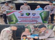 Polsek Tambusai Utara Salurkan Bansos Program JALUR, Wujud Kepedulian Polri kepada Warga Dusun Tikam”Kepolisian Sektor (Polsek) Tambusai Utara kembali menunjukkan kepedulian terhadap masyarakat melalui kegiatan bakti sosial dalam rangka Program JALUR (Jelajah Riau Untuk Rakyat) yang dilaksanakan di Dusun III Tikamiang, Desa Tambusai Utara, Kecamatan Tambusai Utara, Kabupaten Rokan Hulu