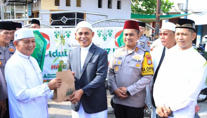 Semangat Idul Fitri dan Hari Hutan Sedunia, Polres Inhil Bagikan Bibit Pohon kepada Warga Tembilahan