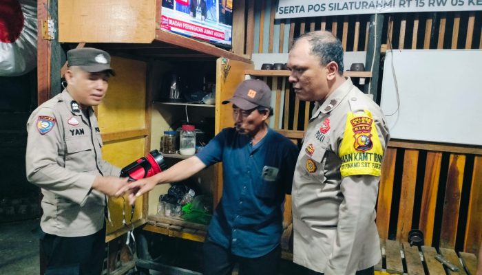 Sinergi Polisi dan Warga, Bhabinkamtibmas Cek Pos Kamling Perkuat Kamtibmas di Perawang